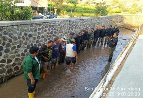 Satgas Citarum Sektor 21 15 Bebersih Sungai Cibeusi Belakang Sekolah Al