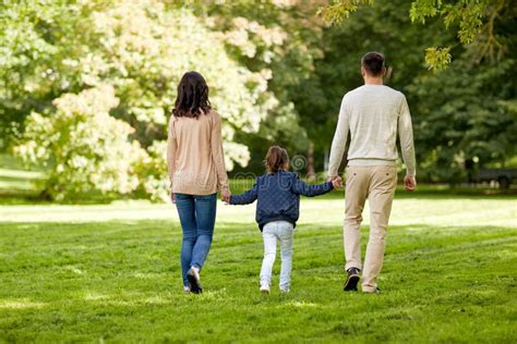 La Familia Feliz Alegre En El Parque Del Verano Junta Que Salta Se