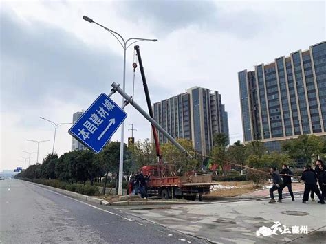 襄州区城管局：拆除违规标识牌 净化城市空间