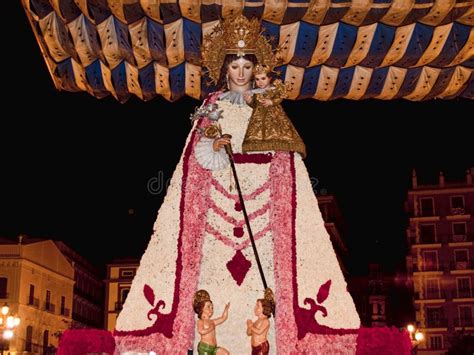 Estatua Magnífica De La Virgen Nuestra Senora De Los Desamparados En La