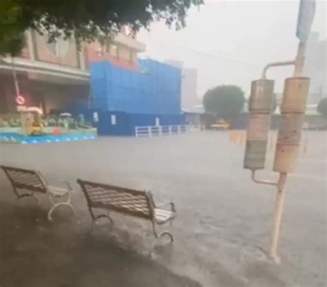 新北強降雨多處積淹水 車輛涉水硬通行、行人舉步維艱 生活焦點 要聞 Nownews今日新聞