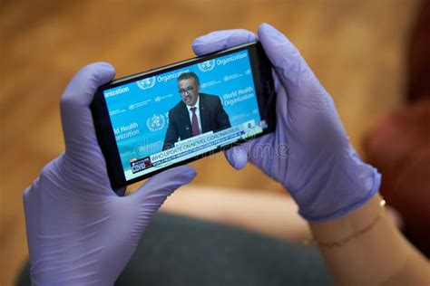 El Logotipo De La Organización Mundial De La Salud Bajo Lupa Con