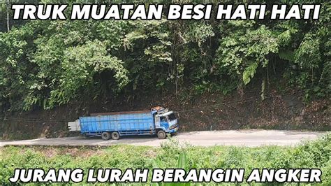 TRUK MUATAN BESI BERKARAT BERHATI HATI MELEWATI TANJAKAN ANGKER LURAH