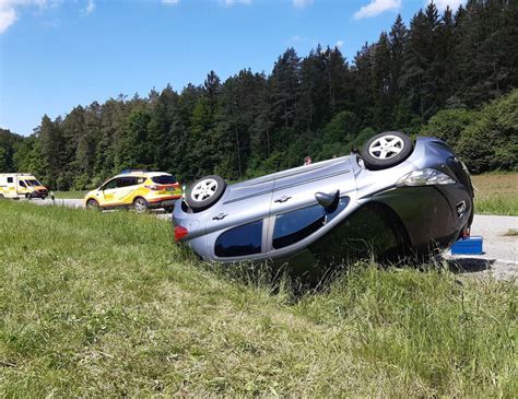 Auto überschlägt sich Schwerer Unfall bei Plech Pegnitz