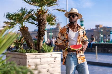 Retrato De Un Hombre De Etnia Negra Que Disfruta De Las Vacaciones De