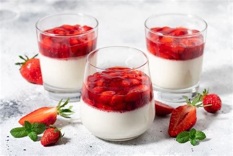 Panna Cotta Vegana Cremosa Con Coco Y Fresas En Vasos Postre Italiano