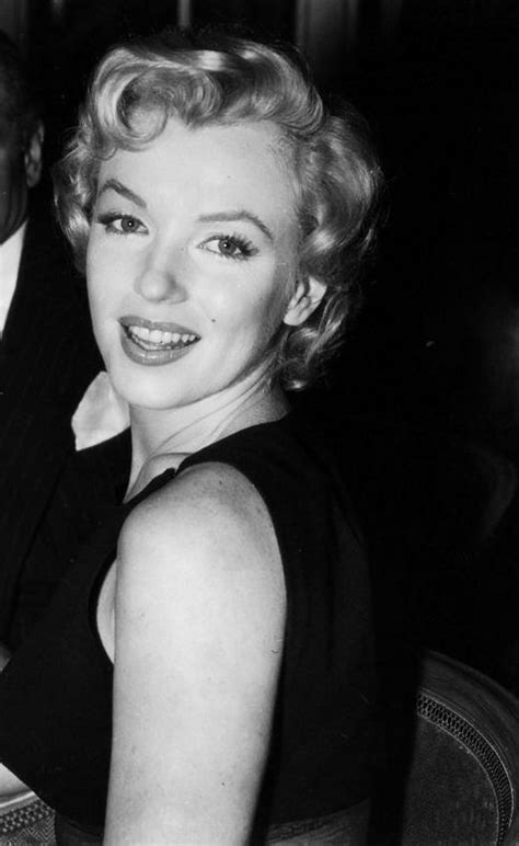 Marilyn Monroe At A Press Conference In London 1956 Marilyn Marilyn Monroe Actresses