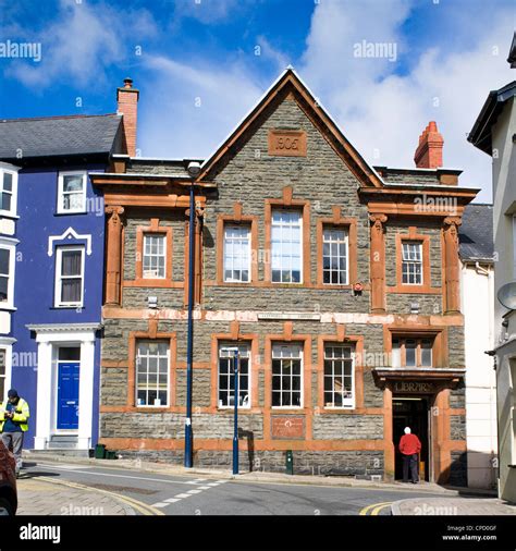 Public library old exterior hi-res stock photography and images - Alamy