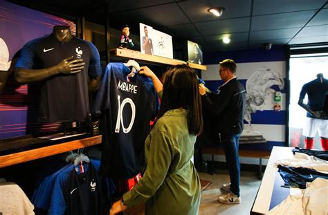 Mondial Les Ventes De Maillots Des Bleus Senvolent Avant La Finale Le Parisien