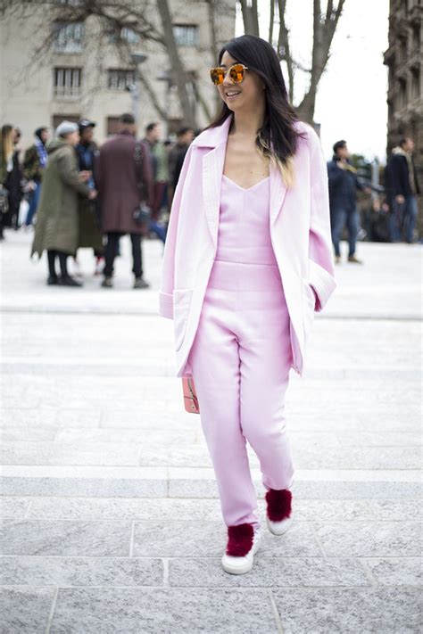 Tênis no trabalho: 5 looks que ensinam como usar!