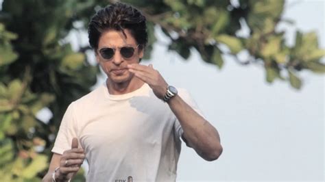 Shah Rukh Khan stopped at Mumbai airport; here's why love 1