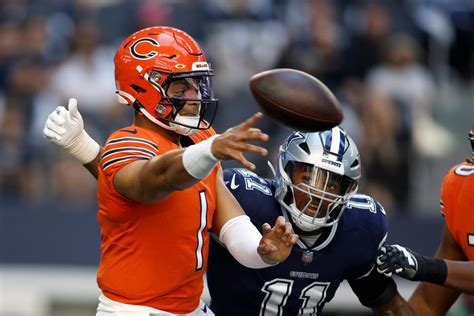 Chicago Bears QB Justin Fields Records Most Impressive Disastrous Play