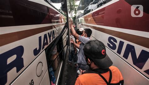 Foto Jumlah Penumpang Bus Akap Di Terminal Kampung Rambutan Melonjak