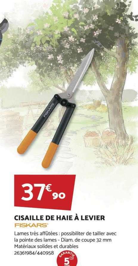 Promo Cisaille De Haie à Levier Fiskars chez Bricomarché iCatalogue fr