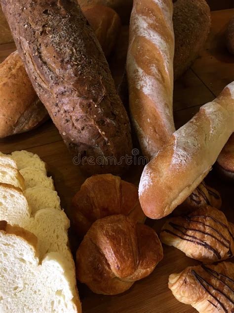 Diversos Tipos De Pan En La Tajadera De Madera Foto De Archivo Imagen