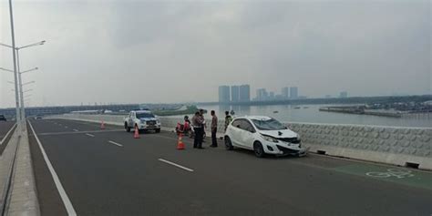 Diduga Hilang Kendali Mazda Putih Seruduk Enam Pesepeda Di PIK 2