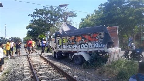 Serobot Perlintasan Tanpa Palang Pintu Truk Di Probolinggo Dihantam