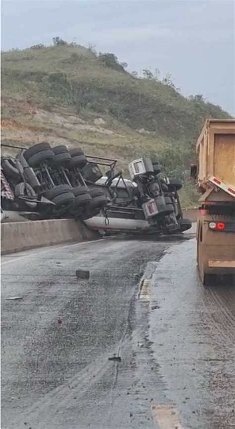 Carreta de combustível tomba e fecha parte da BR 040 em Itabirito na