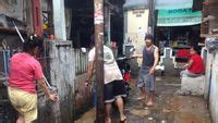 Banjir Di Kampung Melayu Surut Warga Mulai Membersihkan Rumah