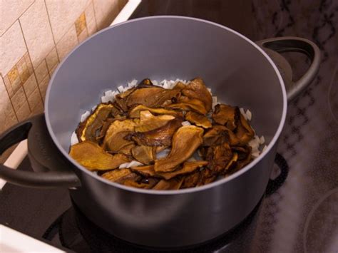 Суп с грибами, сухариками и сыром с благородной плесенью