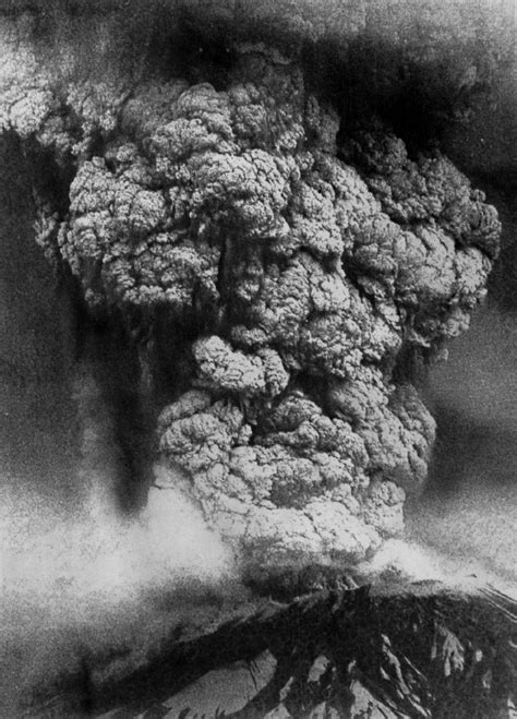 Photos On This Day May 18 1980 Mount St Helens Erupts