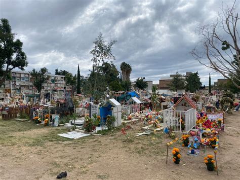 Festividades del día de muertos en panteones municipales de León