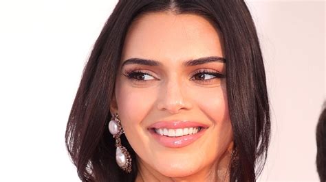 Kendall Jenner sabe cómo combinar jeans de cintura alta en color blanco