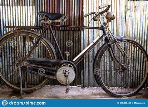 Uma Bicicleta Do Vintage Que Estaciona Na Frente Da Parede Ondulada