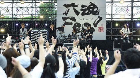 Glay、20周年デビュー日にフリーライブを決行。東北六魂祭熱狂 Barks