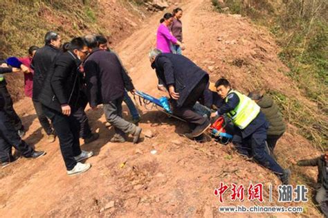 利川男子骑车翻下山坡受伤 利川警民携手救助送医新浪湖北新浪网