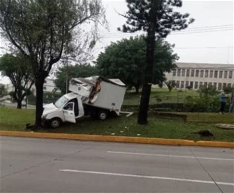 Camioneta Se Estrella En El Camell N De La Avenida L Zaro C Rdenas En