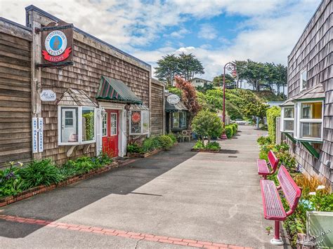 Downtown Plaza in Bandon, Oregon | Jonathan Timar