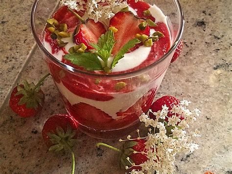 Erdbeer Tiramisu Mit Holunderb Tensirup Von Dave Chefkoch