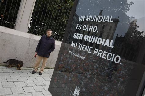 CARTELES MUNDIAL GIJÓN Moriyón llena la ciudad con una campaña del