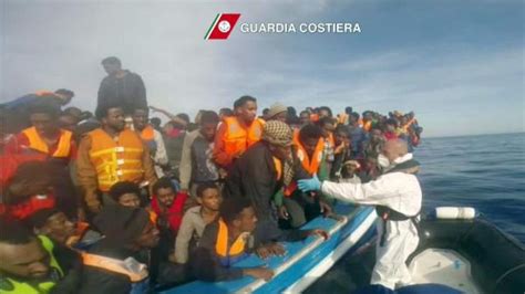 La Guarda Costera Italiana Rescata A 345 Inmigrantes 141 De Ellos