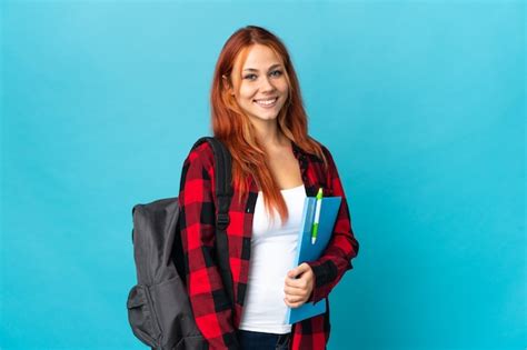 Aluna Adolescente Russa Isolada Em Uma Parede Azul Rindo Foto Premium