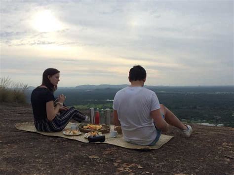 Roca Pidurangala Excursión de picnic al amanecer atardecer GetYourGuide