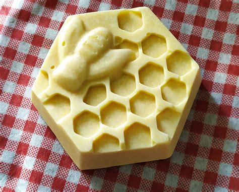 Savon miel et cire d abeilles hexagonal 75 g Miel Et Dérivés