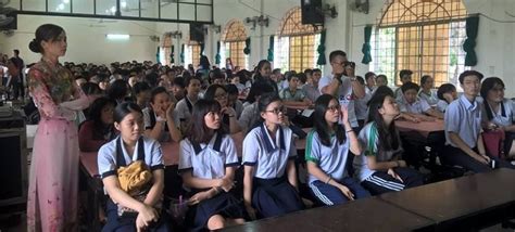 dong phuc truong thpt marie curie tphcm va ha noi