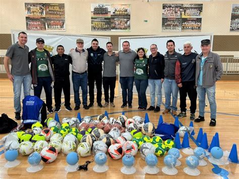 Professores recebem novos materiais esportivos Município de Mercedes PR