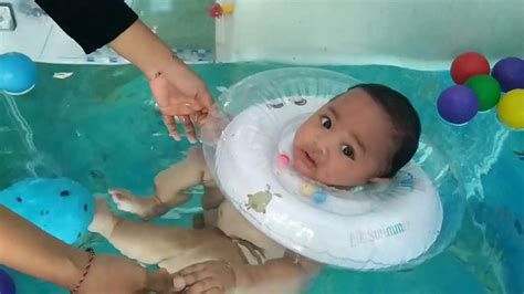 Cara Melatih Anakbayi Berenang Baby Spa Di Bali Video Bayi 4 Bulan