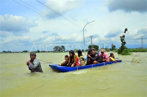 Akses Jalan Desa Putus Akibat Banjir Di Kudus Antara Foto