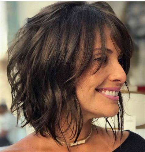 Coupe De Cheveux Fins Et Plats Sans Volume Rajeunissant Une Femme De