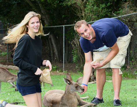 Andy Roddick and Brooklyn Decker with the kangarros at Lone Pine ...