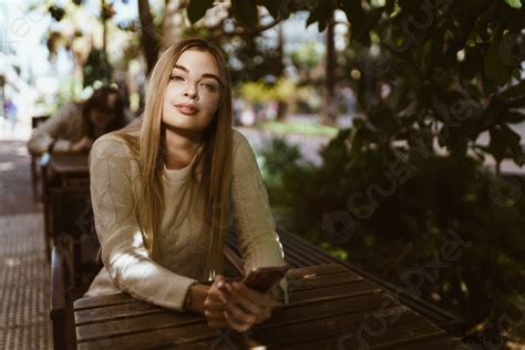 Une Blonde Aux Cheveux Longs Avec Un Visage Expressif Regarde Stock Photo Crushpixel