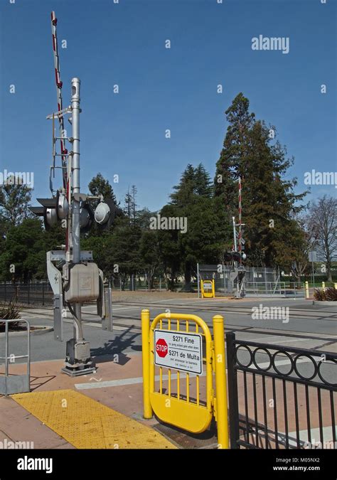 Railroad crossing gate us hi-res stock photography and images - Alamy