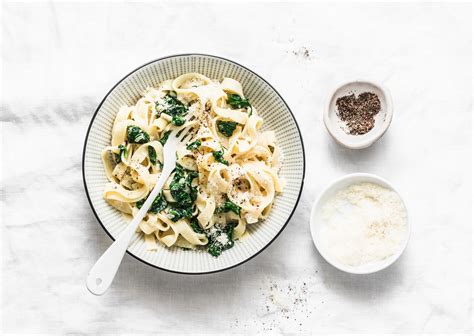 Nudeln mit Spinat Käse Soße cremige Pasta in wenigen Minuten