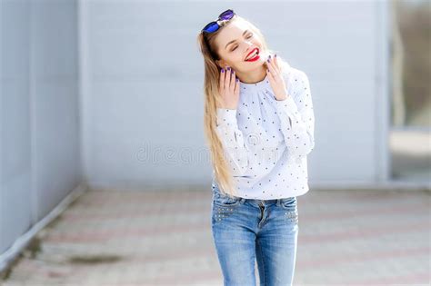 La Mujer Joven Bien Proporcionada Con El Pelo Largo Que Bailaba La