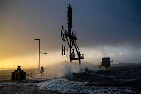 Sturmtief Zoltan Sturmflut Hochwasser Umgest Rzte B Ume Der Spiegel