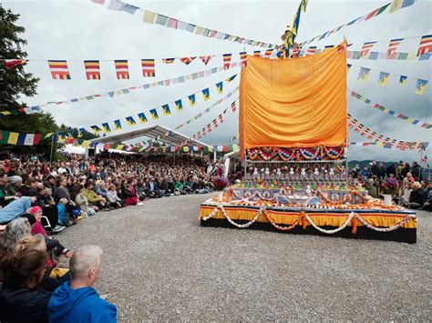 Karmapa Donne Des Enseignements Sur Le Dharma Et Des Initiations Et